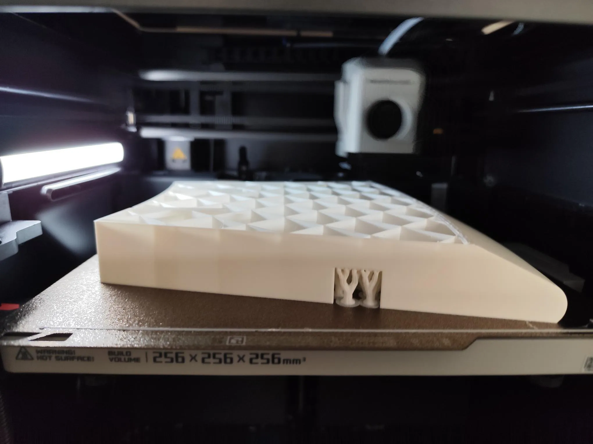 Segment de la calotte en cours d’impression sur le plateau d’une imprimante 3D